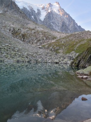 Odbicie Aiguille du Midi w Lac Bleu