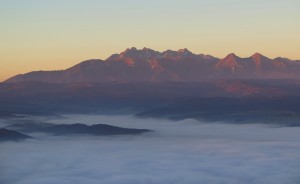 Widok na Tatry z Trzech Koron o świcie