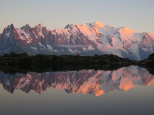 Lac de Cheserys o zachodzie Słońca