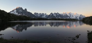 Lac de Cheserys o wschodzie Słońca