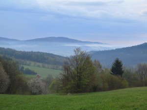 Widok na Wysową z przełęczy Hutniańskiej o świcie